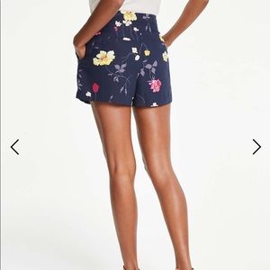 🆕 Ann Taylor floral drapey shorts. New with tags!